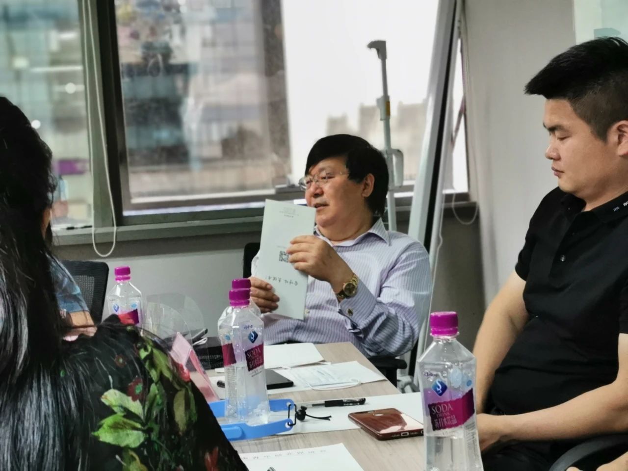 名誉会长王欣荣在肯定了商会在蓝会长的带领下取得的巨大成绩同时也